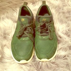 NIKE AIR MAX THEA.. size 7.5 army green